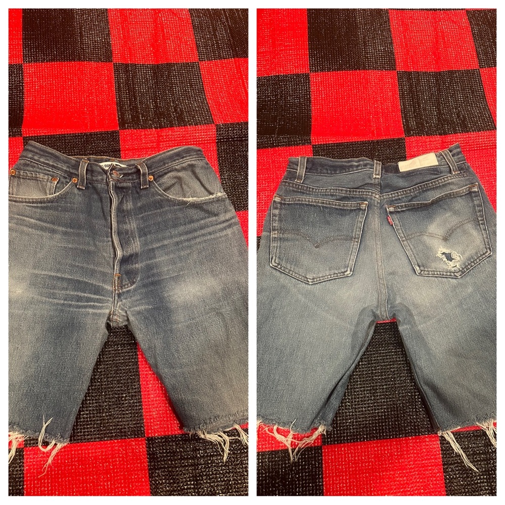 RE/DONE Levi’s denim shorts size 25 B101
Inseam 9-10”
Short #3461?